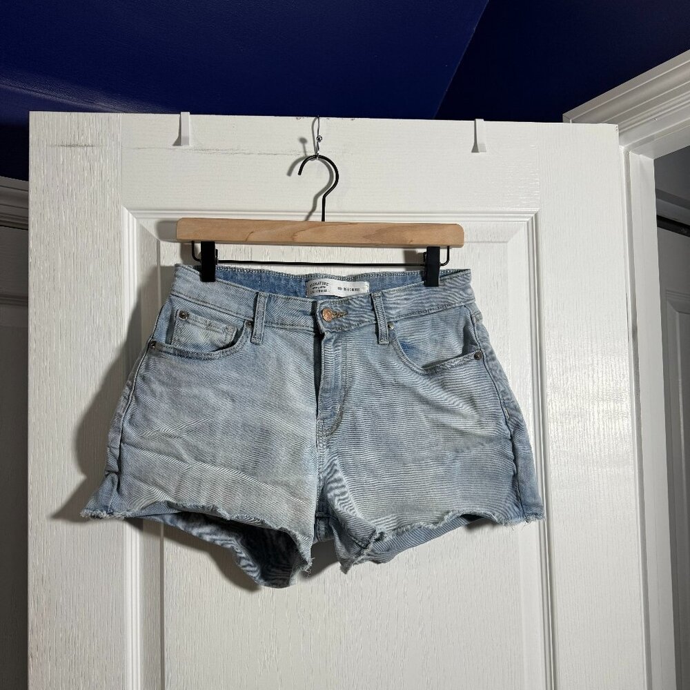 EUC - Signature Levi Strauss - High Rise Jean Shorts - Size 6 - Waist 28